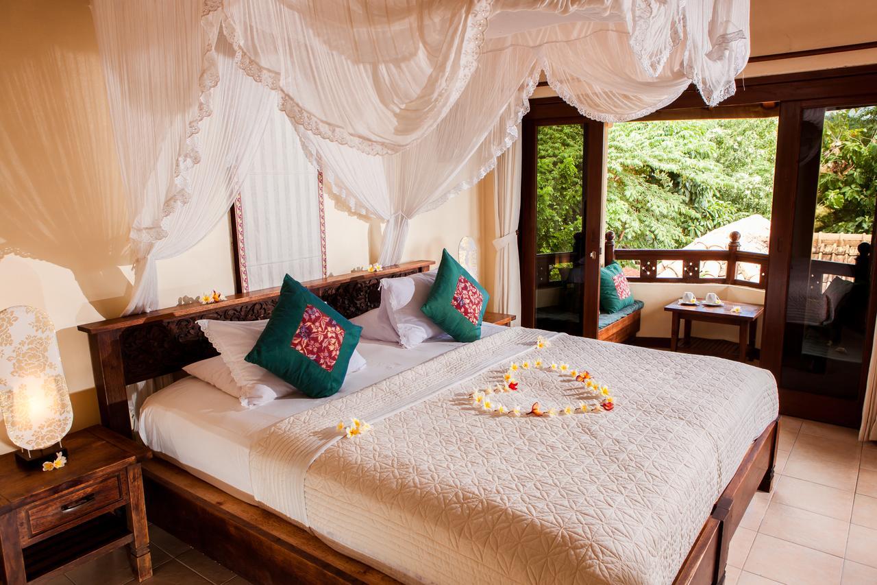Blue Moon Villas Resort Amed Exteriör bild